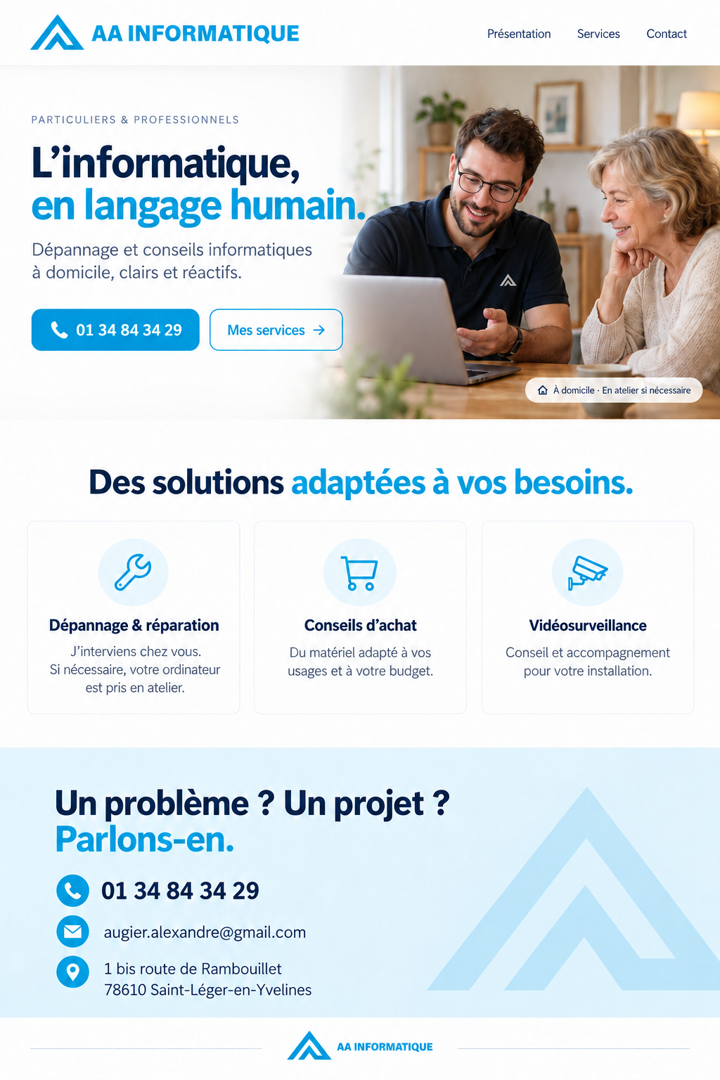 Illustration : un technicien accompagne une cliente devant son ordinateur.